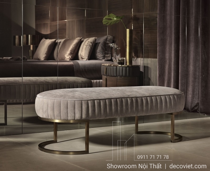 nội thất phòng ngủ sang trọng với ghế cuối giường độc đáo