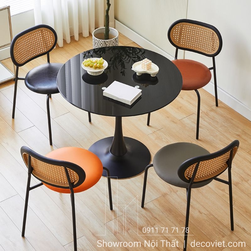 Bàn tròn nhỏ 4 ghế, phù hợp căn hộ hoặc quán cà phê nhỏ.