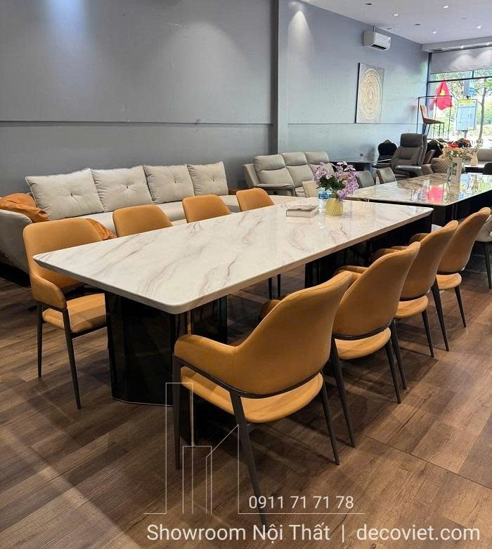 Phòng ăn thông thoáng nhờ bố trí bàn ăn 2m4 hợp lý.