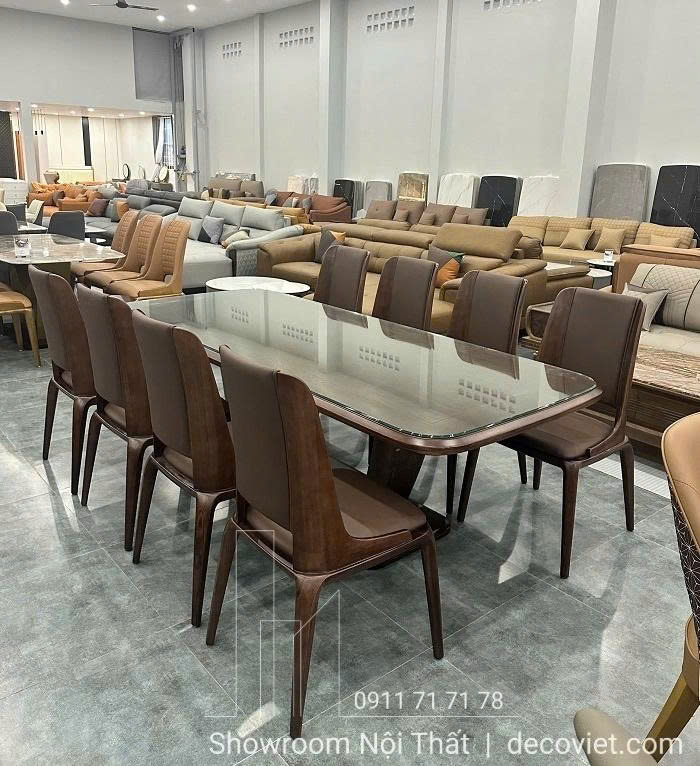 Bộ bàn ăn 2m4 với chất liệu mặt kính cường lực chống trầy xước.