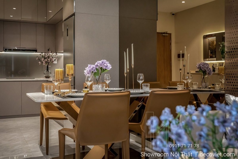 Bàn ăn hiện đại 2549S với mặt đá trắng sứ vân và chân inox đan chéo độc đáo