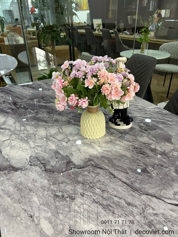 Không gian bếp hiện đại với bộ bàn ăn 6 ghế mặt đá tự nhiên