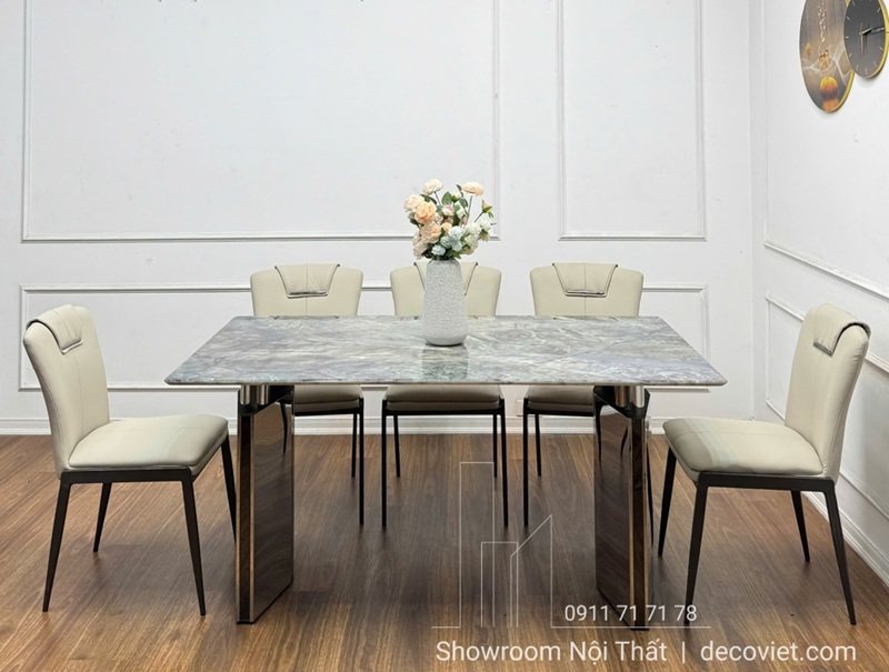 Ghế ăn bọc da sang trọng, kiểu dáng thanh lịch phù hợp bàn đá inox