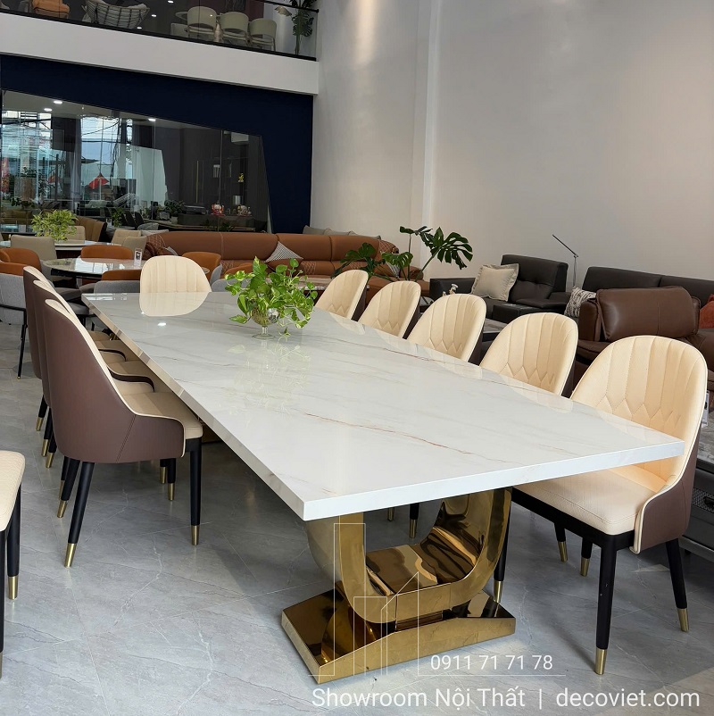 Không gian bếp sang trọng với bàn ăn 12 ghế mặt đá hiện đại