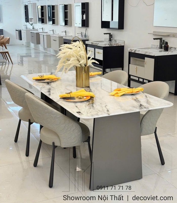 Bộ bàn ăn mặt đá 8 ghế 2683S trưng bày tại showroom với không gian hiện đại và sang trọng.