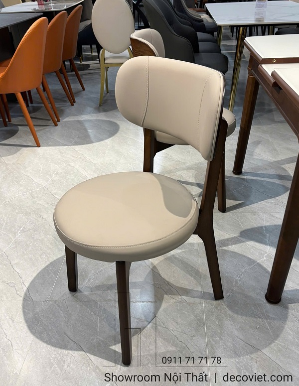 Ghế ăn gỗ bọc da với form dáng thanh lịch