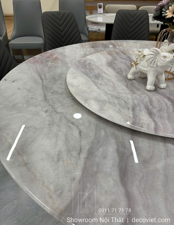 Chi tiết mặt đá cẩm thạch sáng sang của bàn ăn tròn dễ vệ sinh mỗi ngày
