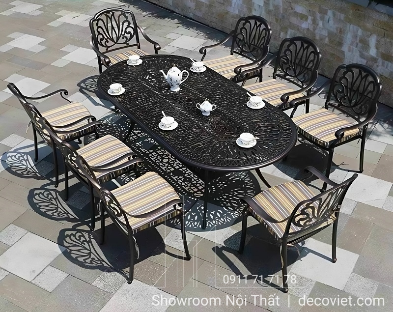 Bàn tiệc ngoài trời 8 ghế cho biệt thự tại showroom nội thất DecoViet