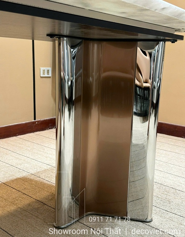 Khung chân bàn inox bo cong tinh tế, tạo cảm giác vững chắc và an toàn khi sử dụng