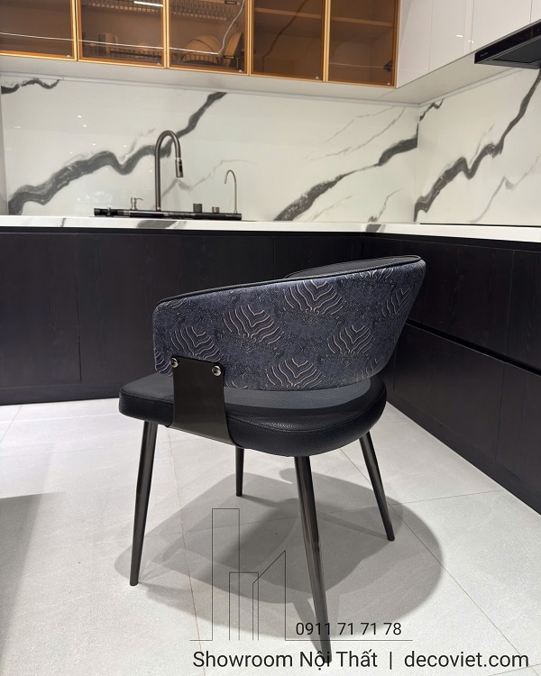 Mẫu ghế bàn ăn bọc da mềm êm ái, lưng tựa cong ôm lưng thoải mái