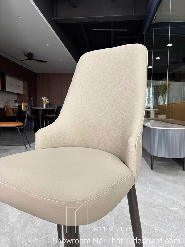 ghế ăn êm ái với đệm mút dày và da bọc cao cấp