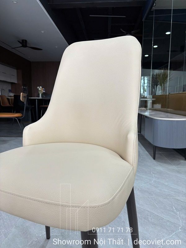ghế ăn êm ái với đệm mút dày và da bọc cao cấp