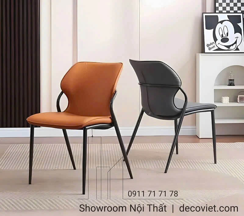 6 chiếc ghế ăn đi kèm được thiết kế với đường nét mềm mại, lưng tựa cong nhẹ tạo cảm giác thoải mái khi ngồi lâu.