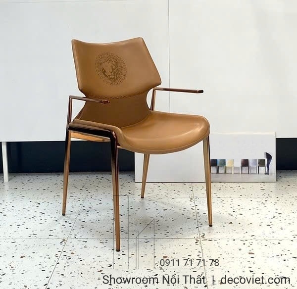 Ghế ăn nhập khẩu cao cấp bọc da sang trọng, chân kim loại chắc chắn.