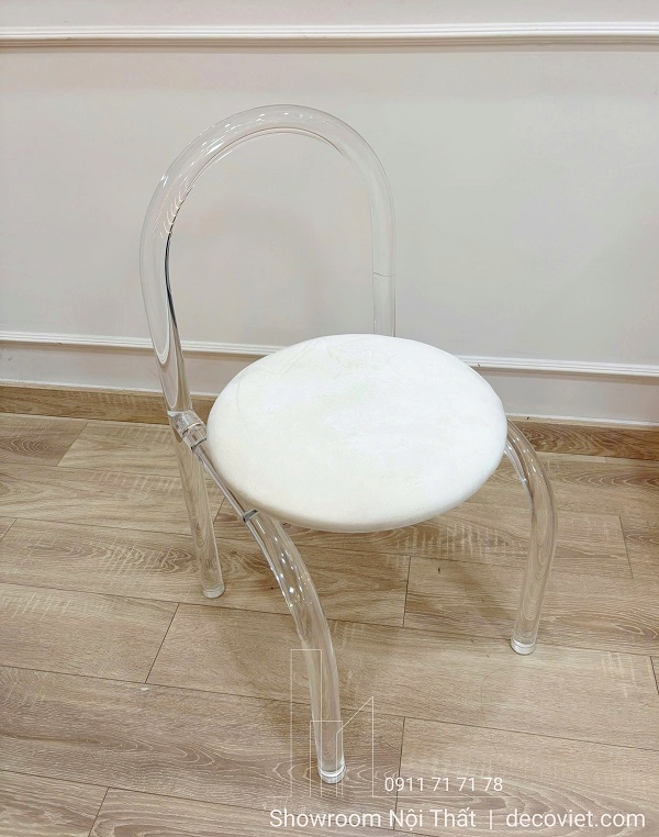 Ghế ngồi bàn trang điểm 1115S giúp không gian thoáng hơn và sáng hơn