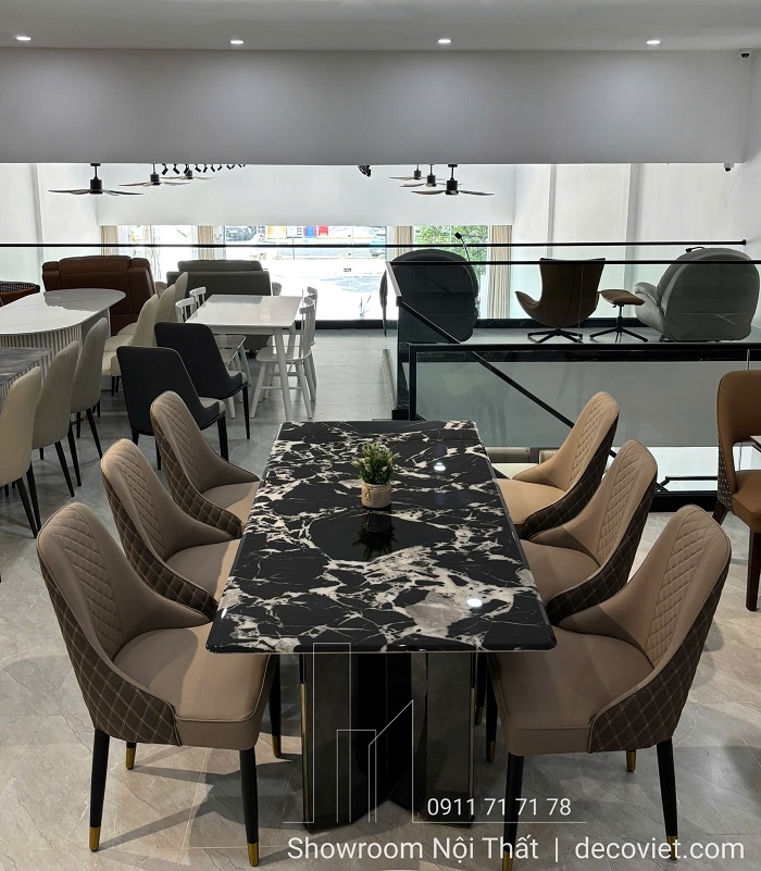 Không gian nội thất phòng ăn trở nên đẳng cấp hơn với bàn ghế ăn mặt đá phối màu thời thượng.