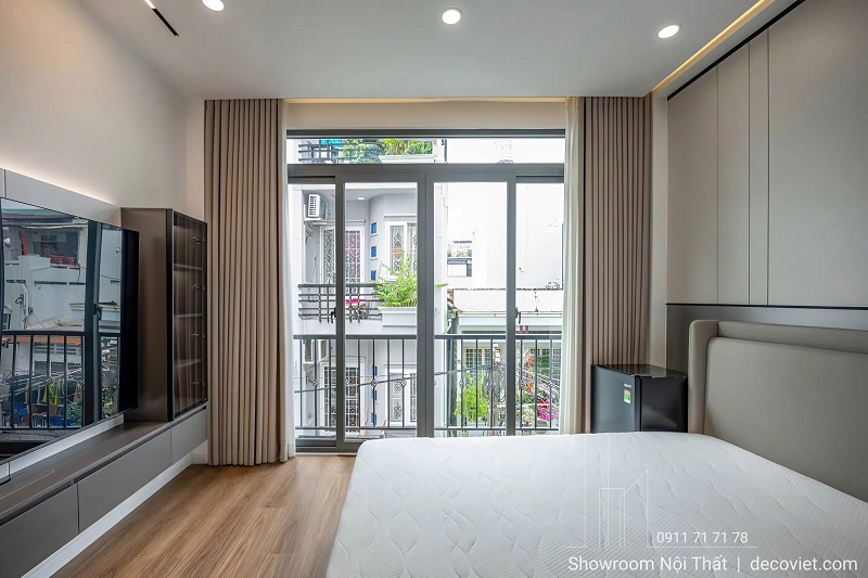 Phòng ngủ master nhà phố hiện đại với cửa kính lớn kết hợp rèm hai lớp