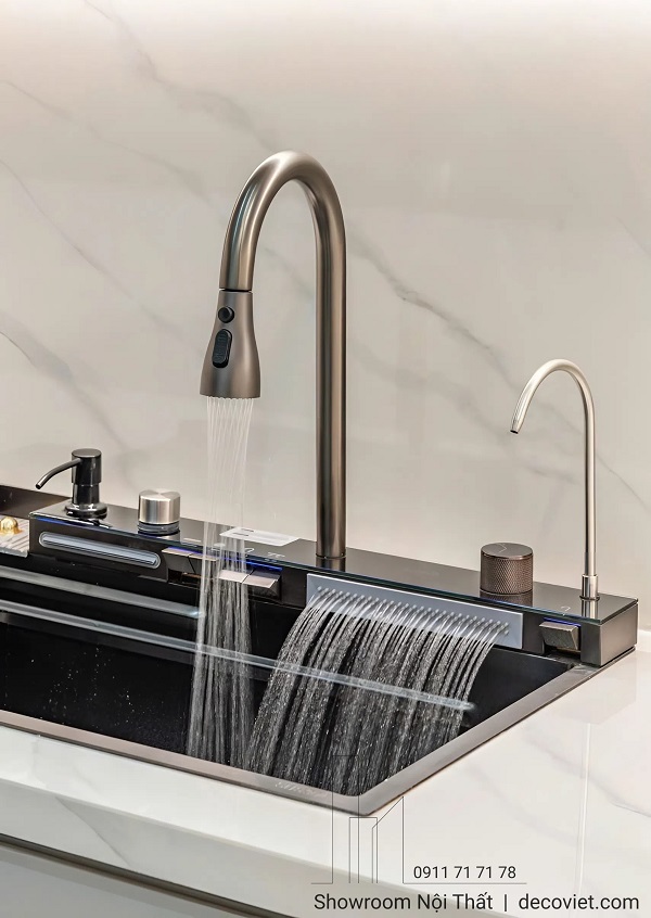 Khu vực bếp nhà phố được bố trí gọn gàng với thiết bị hiện đại