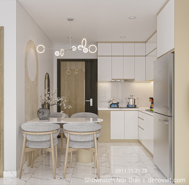 Toàn cảnh khu vực bếp và bàn ăn liền kề với tủ lạnh bố trí gọn gàng trong căn hộ