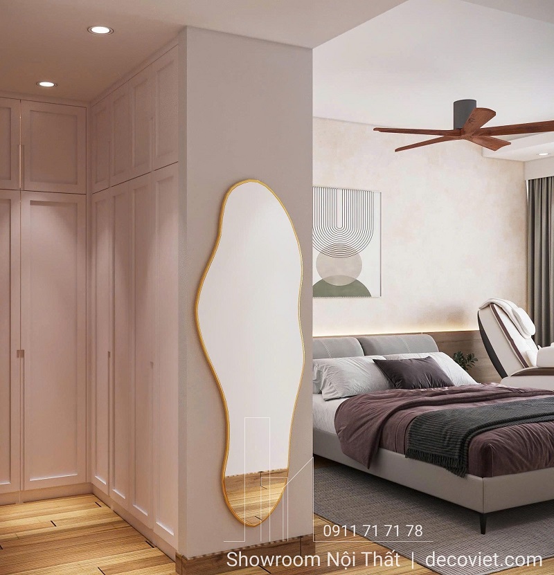 chiếc gương đứng dáng uốn lượn viền vàng ánh kim tạo điểm nhấn độc đáo