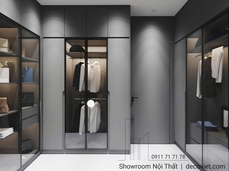 Không gian thay đồ nhỏ gọn, sắp xếp khoa học với tủ đối xứng hai bên.