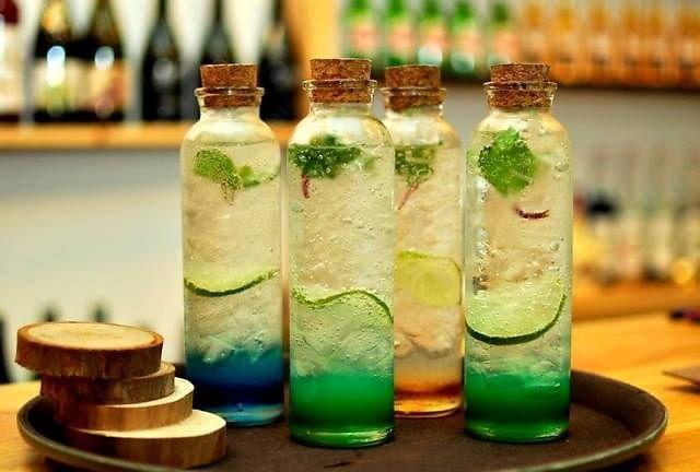 vỏ chai lọ thủy tinh đựng đồ uống