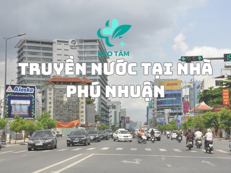 Các y bác sĩ của Bảo Tâm đang truyền nước biển tại nhà cho các bệnh nhân của mình