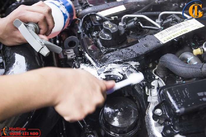 Vệ sinh khoang máy xe ô tô chuyên nghiệp