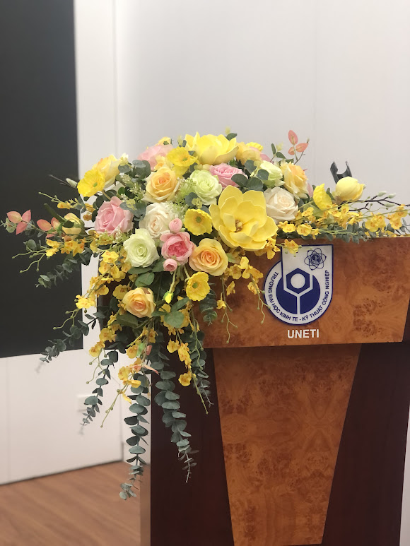 Hoa lụa trang trí bục phát biểu