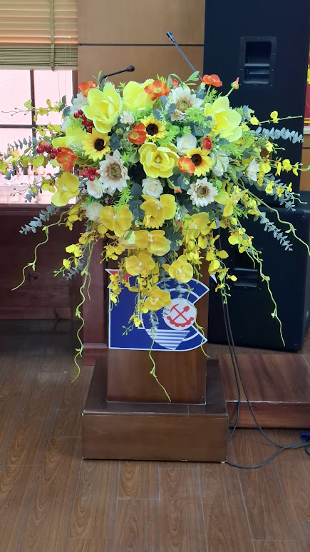 Mẫu hoa lụa bục phát biểu đẹp, sang trọng, tạo điểm nhấn cho sự kiện – Hoa lụa Phương Thảo