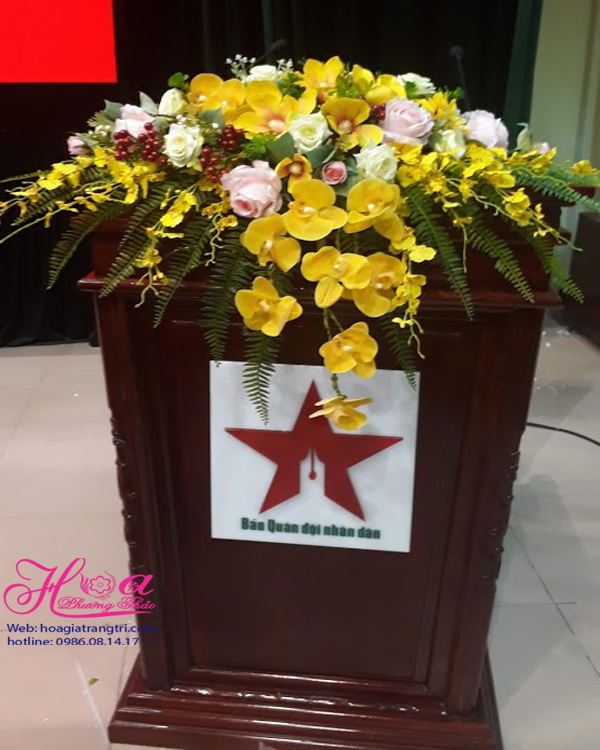 Lẵng hoa lụa trang trí bục phát biểu sang trọng của Hoa lụa Phương Thảo tại Hà Nội