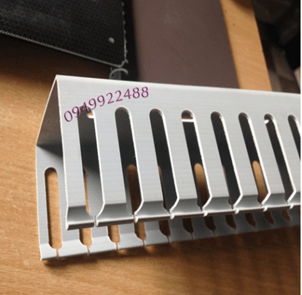 Máng răng lược làm từ nhựa nguyên sinh thường có độ bền, độ dẻo dai cao