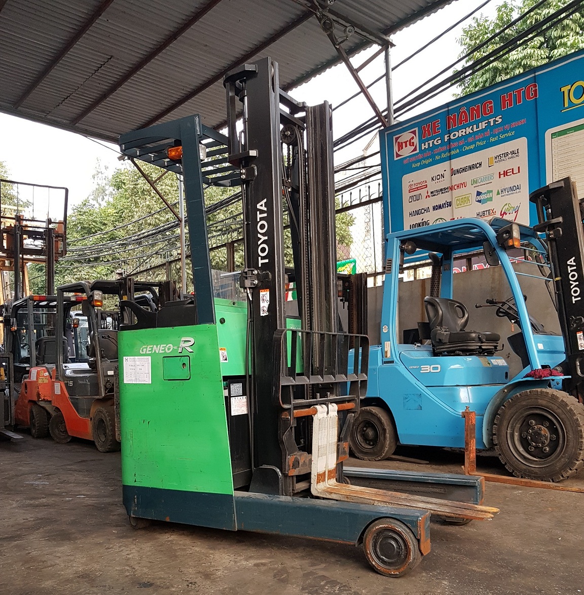 xe nâng điện đứng lái 2 tấn toyota