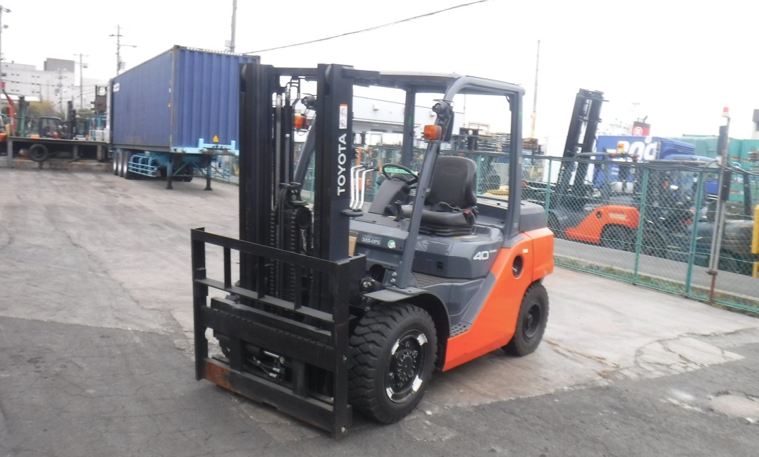 Xe nâng dầu 4 tấn Toyota model 8FD40 đời 2015 nhập khẩu từ Nhật Bản