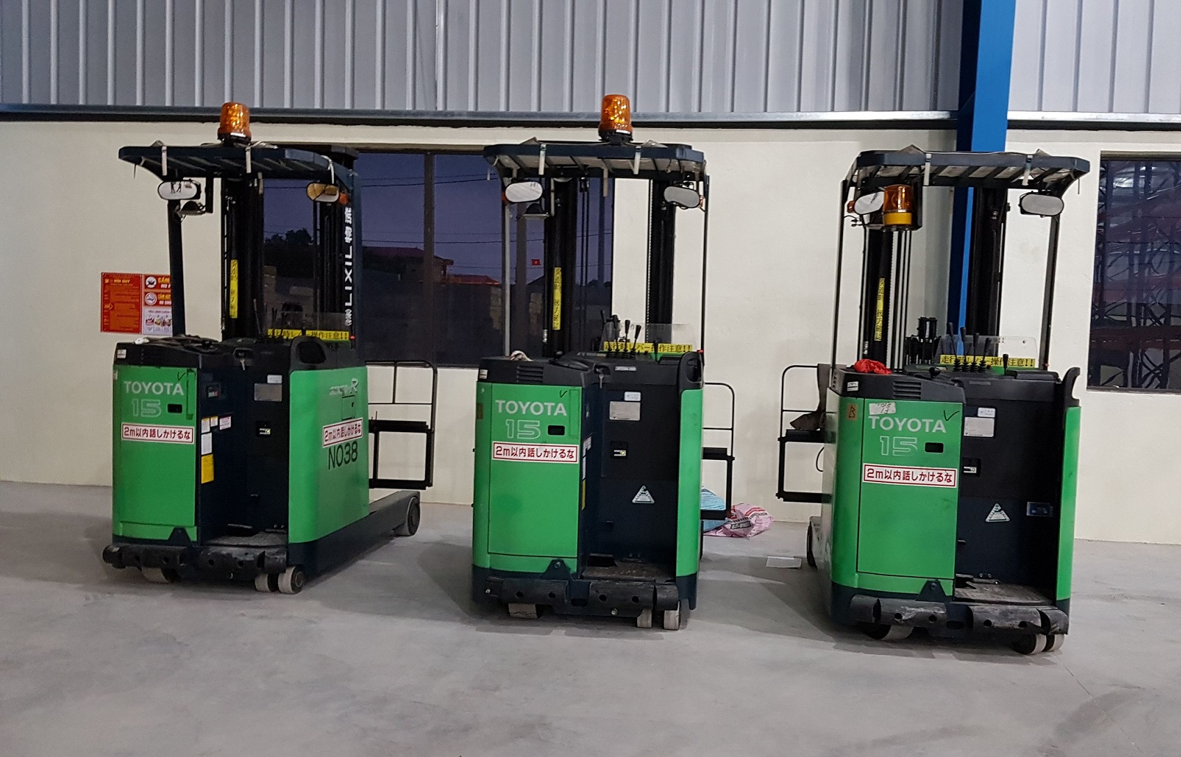 xe nâng điện đứng lái