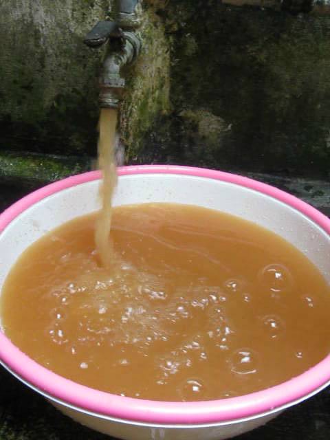 Nước giếng khoan có màu vàng Nước giếng khoan có màu vàng