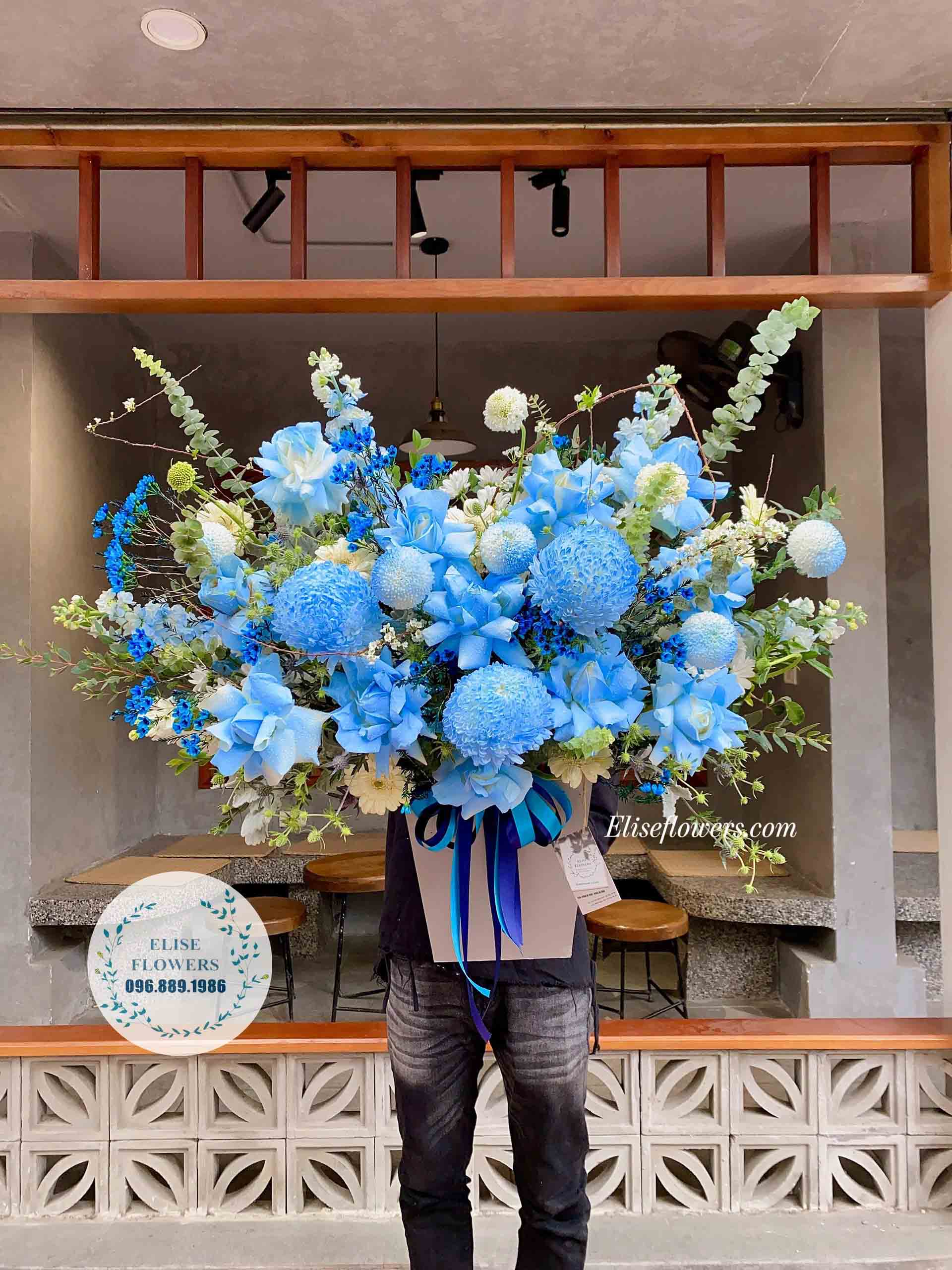 Lẵng hoa màu xanh dương cao cấp mang phong cách hiện đại, lịch sự | Lẵng hoa chúc mừng sinh nhật công ty |  Điện hoa chúc mừng đẹp ở Hà Nội
