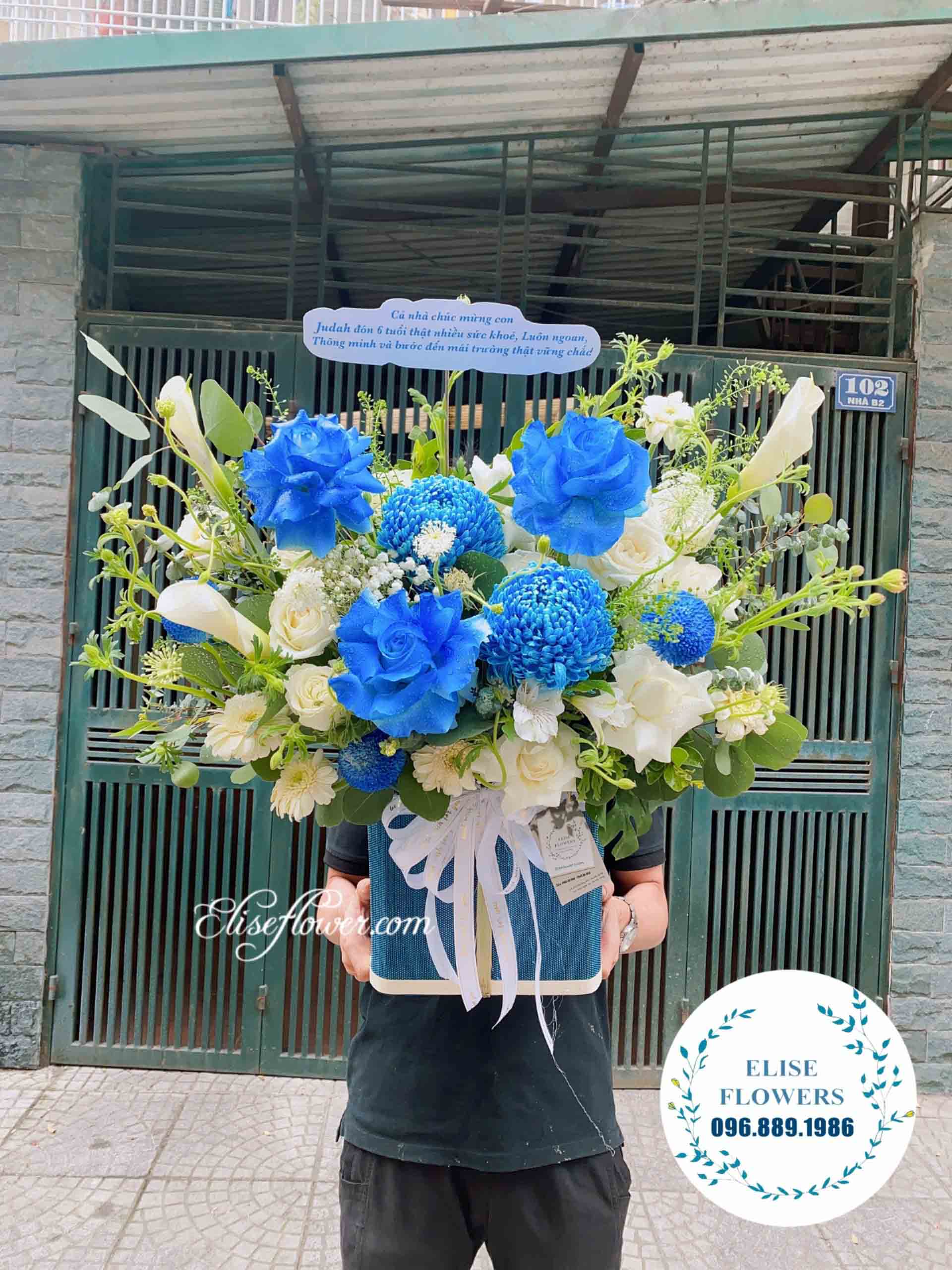 Lẵng hoa để bàn chúc mừng tân tiến sĩ | Lẵng hoa màu xanh dương đẹp mang phong cách hiện đại, thanh lịch | Lẵng hoa tươi cao cấp