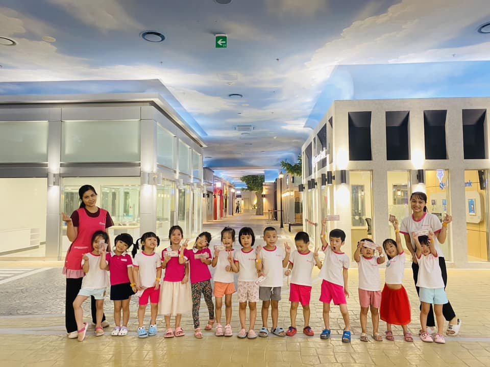 Bê tông áp khuôn giả đá tại KidZania Hà Nội.