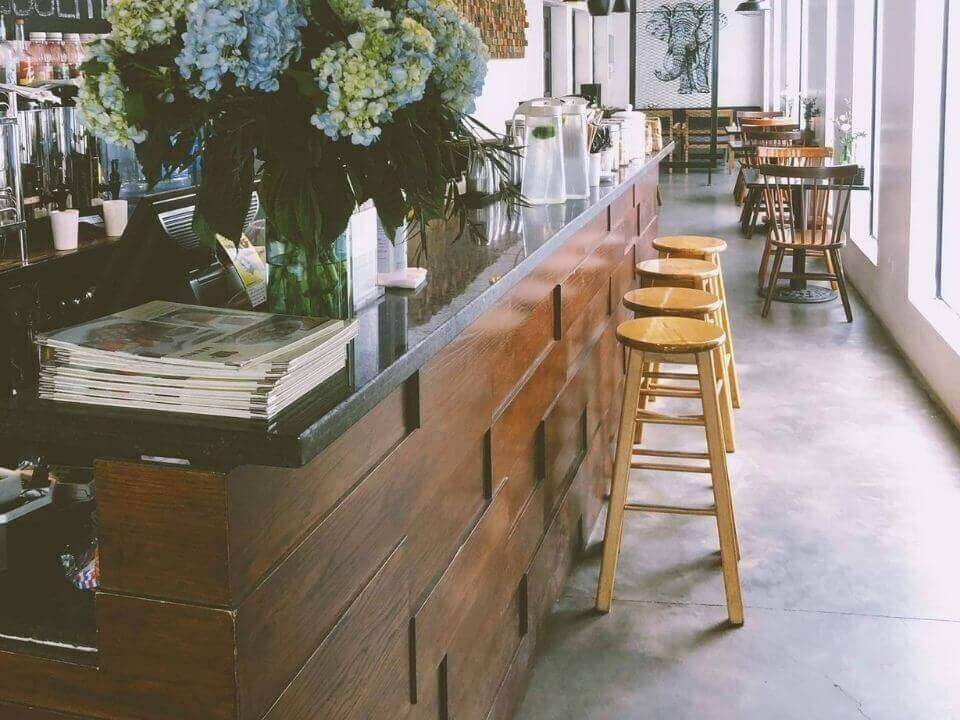 Không gian tại quán cà phê là sự kết hợp của bê tông và gỗ.