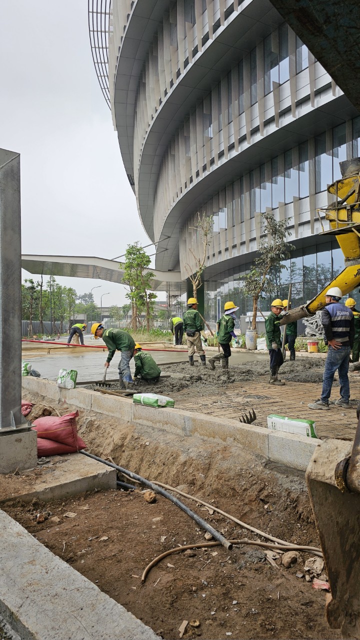 Cấp bê tông tươi cho khu vực thi công bê tông áp khuôn