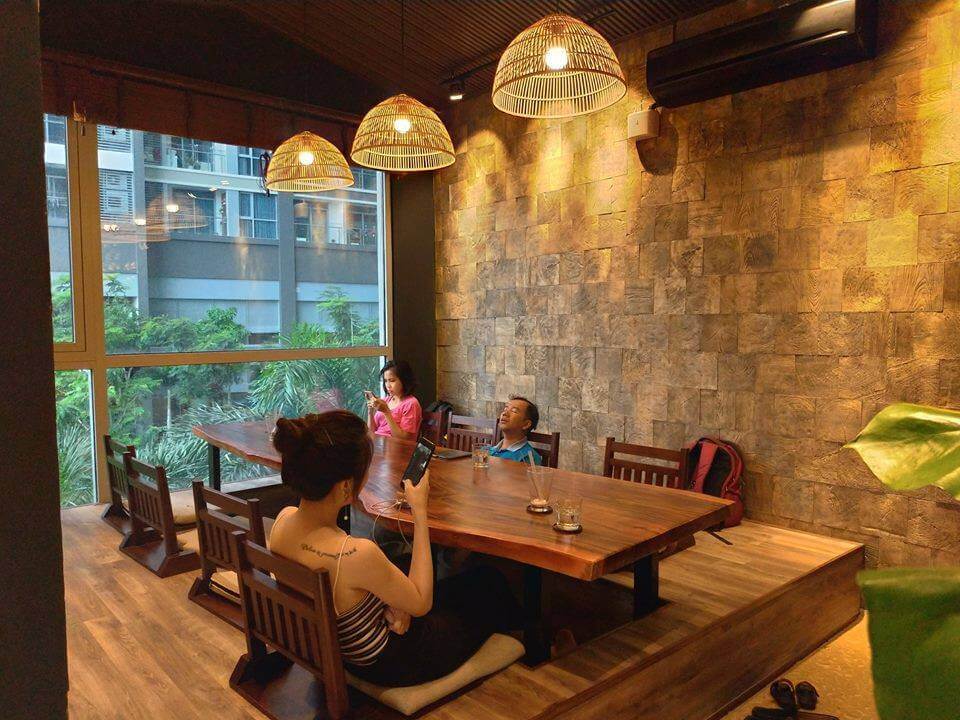 Gạch bê tông vân gỗ đồng đỏ tại quán cà phê Teashop.