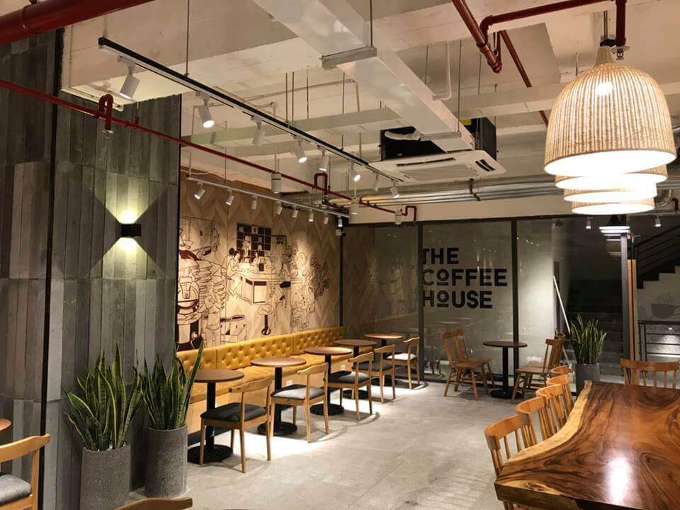 Gạch bê tông vân gỗ thanh dài tại The Coffee House.