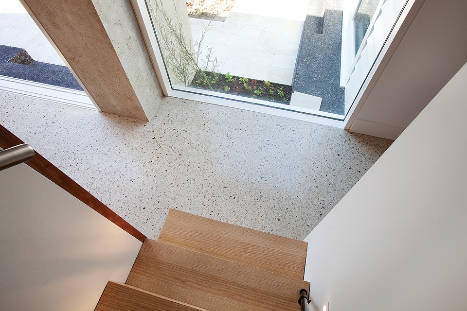 Sàn đá mài terrazzo trắng cho khu biệt thự hiện đại (Ánh sưu tầm)