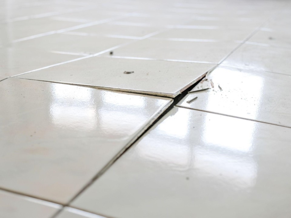 Sàn gạch có thể bị nứt hoặc "nổ" khi sử dụng (Ảnh sưu tầm)