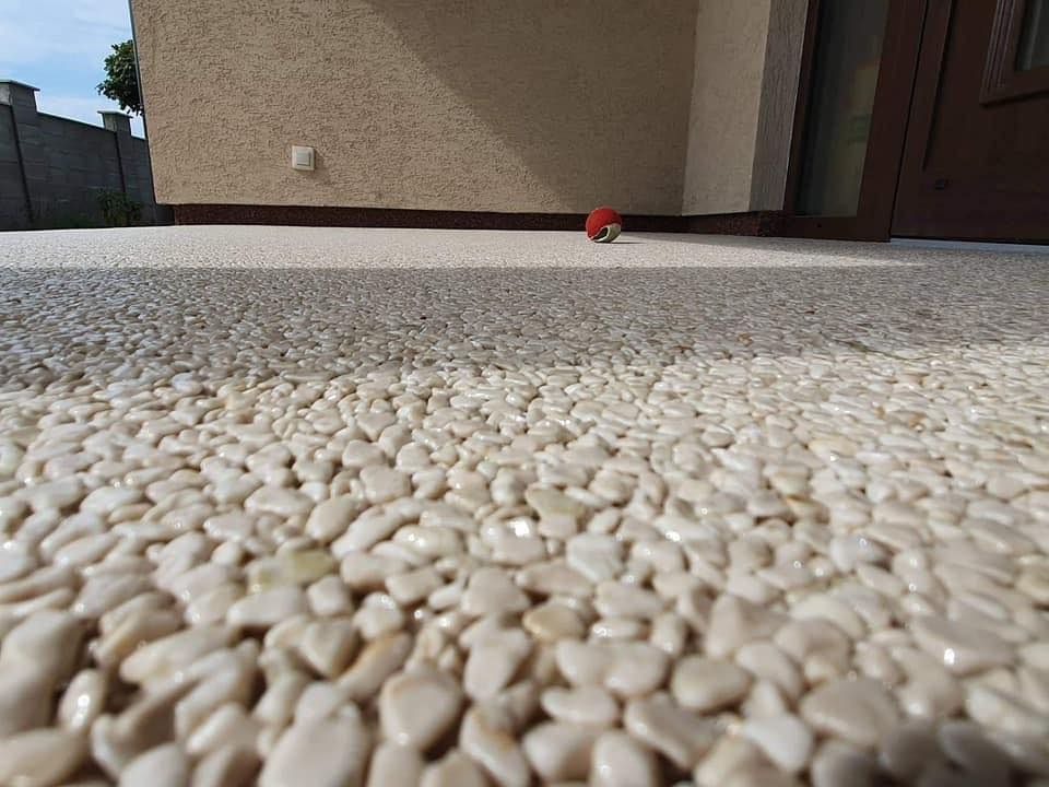Thi công sàn sỏi Polymer giúp tiết kiệm chi phí thi công bởi không cần phá lớp sàn cũ (Ảnh sưu tầm)