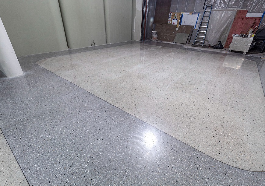 Chi phí thi công terrazzo polymer không hề thấp so với các giải pháp hoàn thiện bề mặt sàn thông thường (Ảnh sưu tầm)