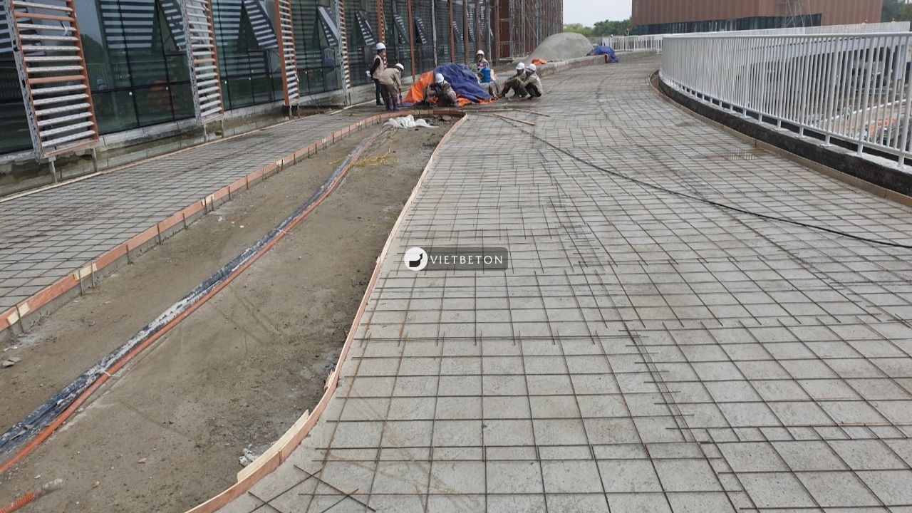 Lắp đặt ván khuôn và lưới thép cho khu vực thi công bê tông áp khuôn (Ảnh: Vietbeton tại Chadwick)