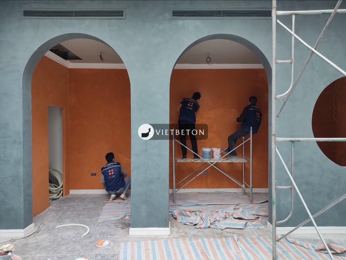 Tường hiệu ứng bê tông tại MOA Hàng Buồm được thi công với màu sắc đặt riêng.