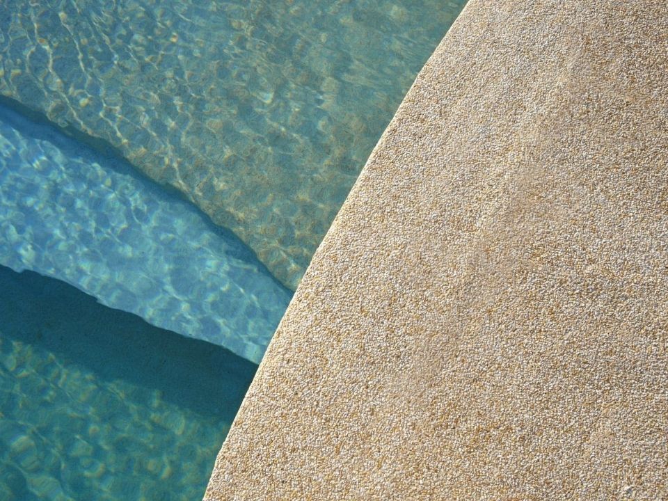 Sàn bể bơi, hồ bơi thường lựa chọn đá rửa là giải pháp thi công an toàn (Ảnh sưu tầm)